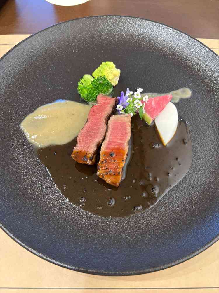 フレンチジャポネーゼということで、ソースが和の風味で食べ馴染みがありつつも高級感がありました。