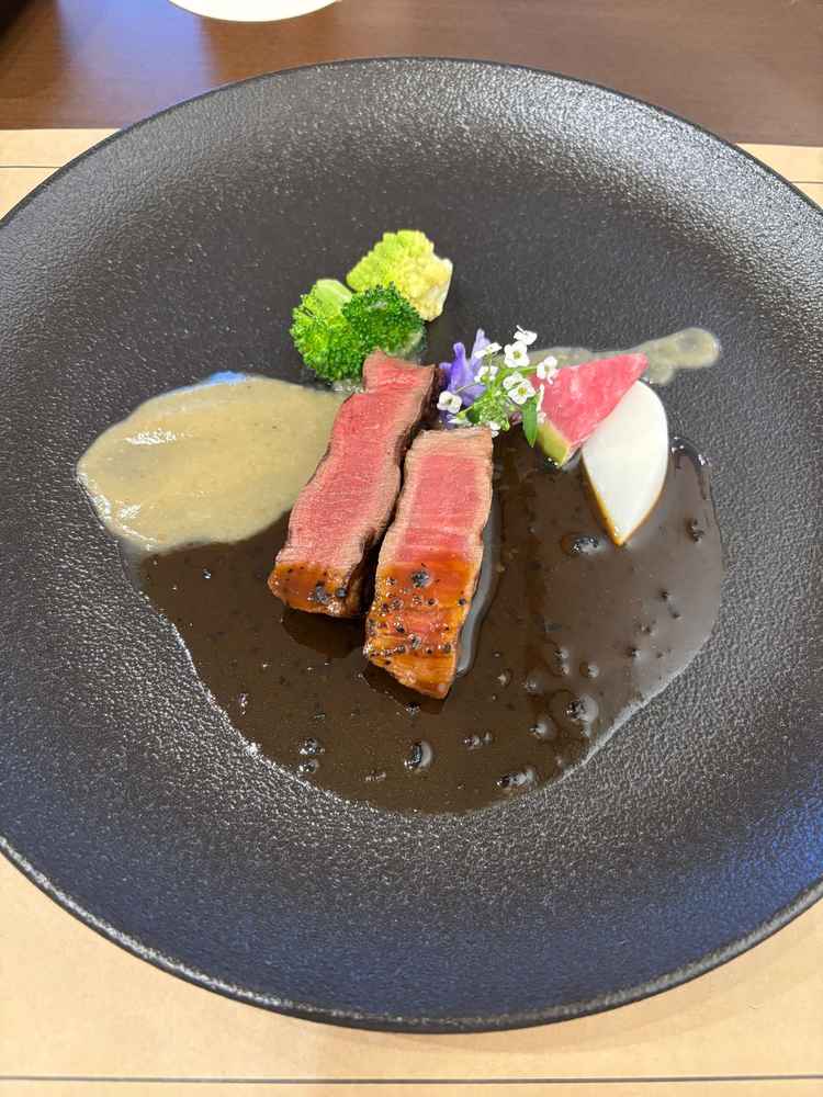 フレンチジャポネーゼということで、ソースが和の風味で食べ馴染みがありつつも高級感がありました。