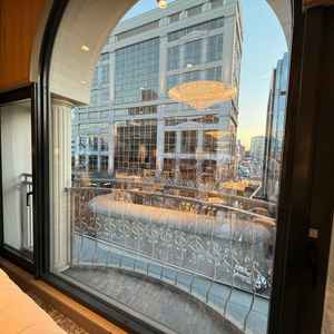 披露宴会場からの外の景色。ほとんど反射で良くも悪くも見えなかったです。