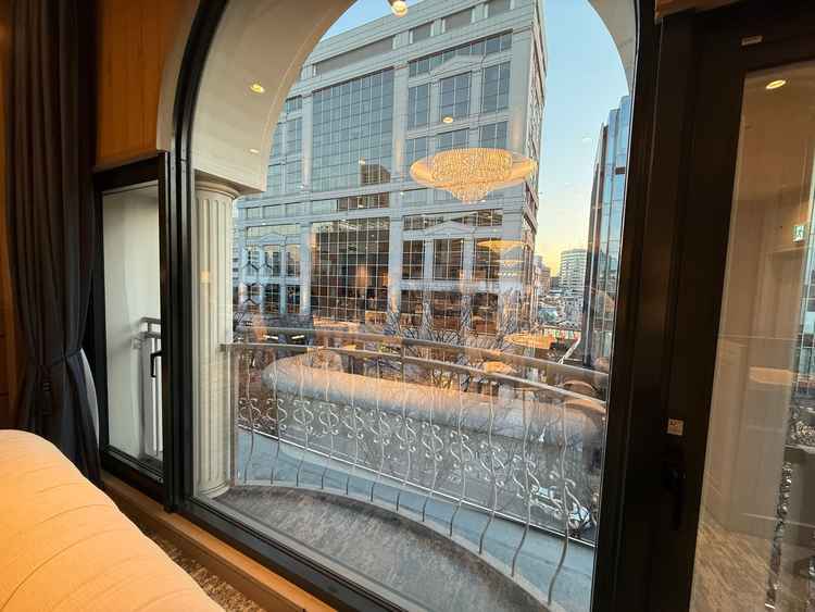 披露宴会場からの外の景色。ほとんど反射で良くも悪くも見えなかったです。