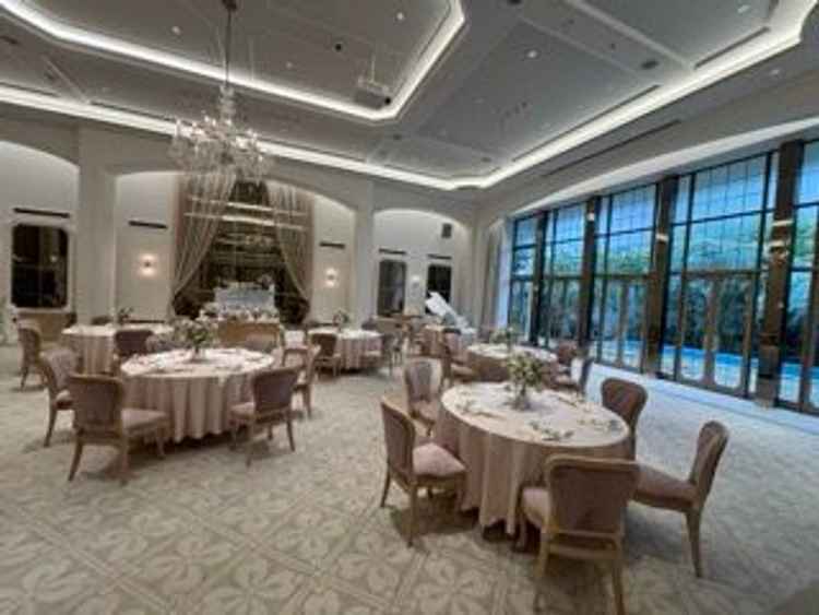 白い披露宴会場。飾り付けなくても映えてる。