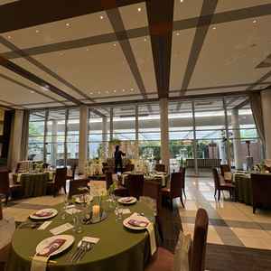 あたたかみのある可愛げな内装の披露宴会場