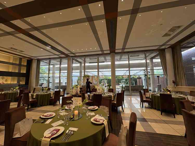 あたたかみのある可愛げな内装の披露宴会場