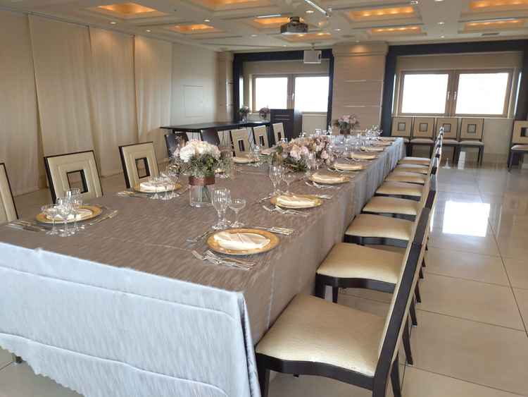 披露宴会場は大きな窓が左右にあり、室内は明るかった