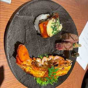 試食プレート。和テイストで箸を使う料理を提供している。