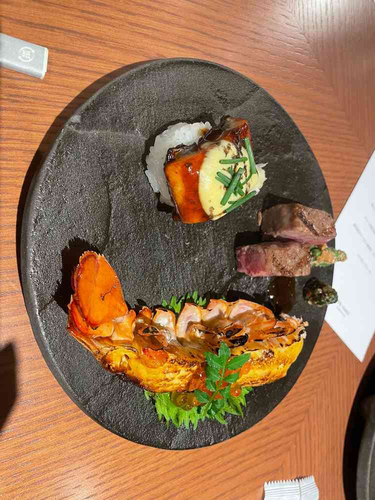 試食プレート。和テイストで箸を使う料理を提供している。