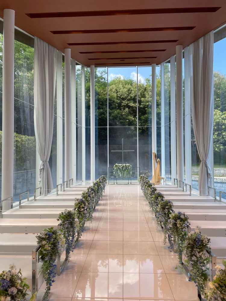 水のチャペル　アクアベール。雨の日でも綺麗に見えると、写真とともに説明があった。