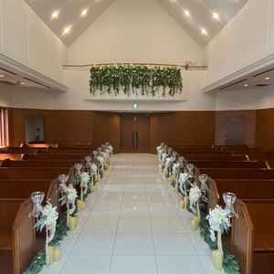 チャペルは、ゲストの席が横長に配列されており、キャパは大きいのに、新郎新婦との距離が近くて良いです。