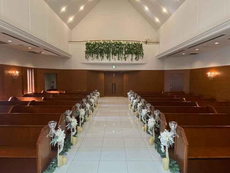 チャペルは、ゲストの席が横長に配列されており、キャパは大きいのに、新郎新婦との距離が近くて良いです。
