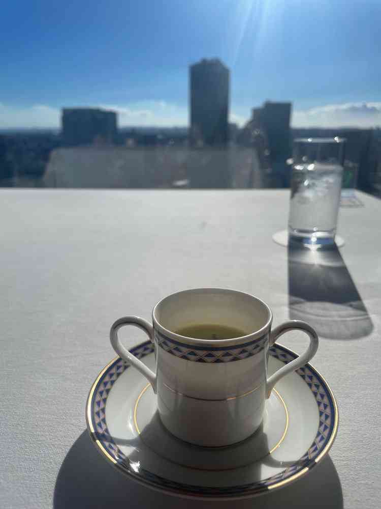 試食いただいたオニオンクリームスープ、ハーブパンと牛肉も頂いたがどれも大変おいしくお料理は安心できそ