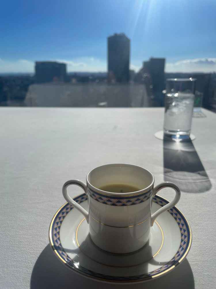 試食いただいたオニオンクリームスープ、ハーブパンと牛肉も頂いたがどれも大変おいしくお料理は安心できそ