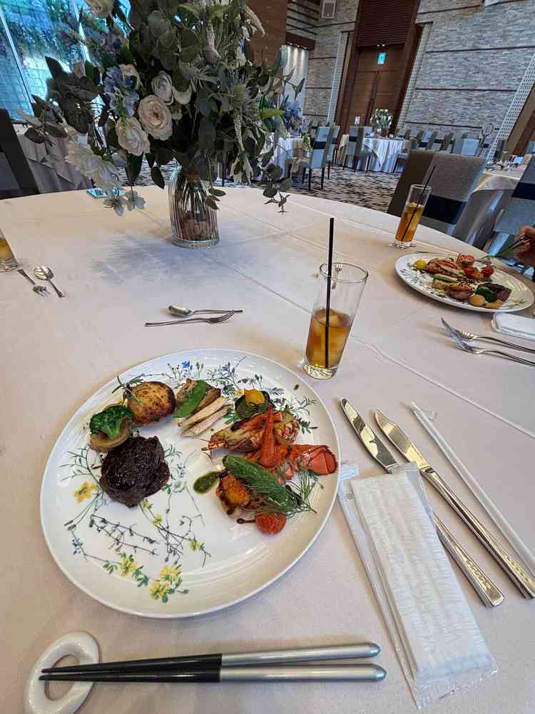 オマール海老やお肉の料理。綺麗に盛り付けされており、とてもおいしかった。