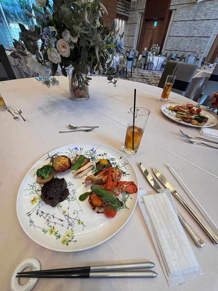 オマール海老やお肉の料理。綺麗に盛り付けされており、とてもおいしかった。