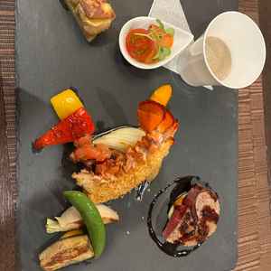 料理。ライブキッチンを味わい、フォアグラをその場で焼いてくれて、それが特に美味しかった