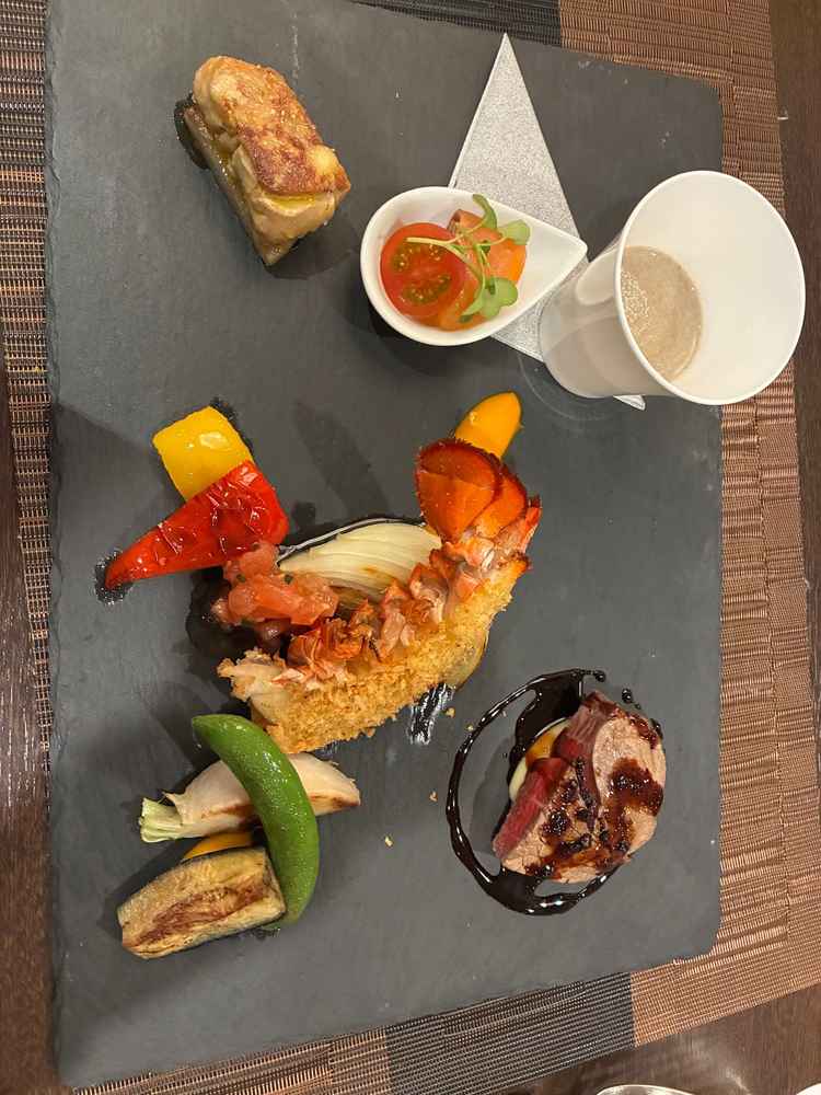 料理。ライブキッチンを味わい、フォアグラをその場で焼いてくれて、それが特に美味しかった