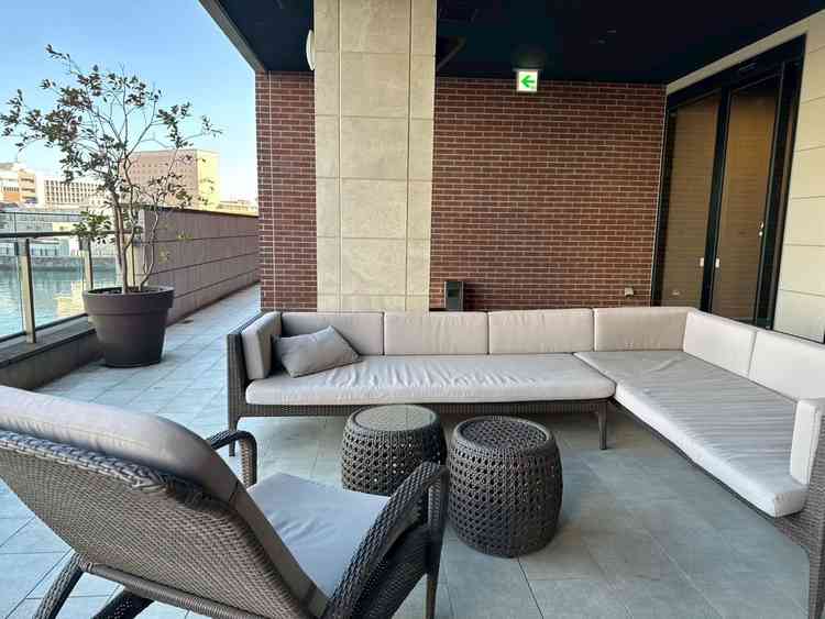 ラウンジからテラスに出ることができるため、挙式までの間もみなとみらいの景色を楽しむことができます。