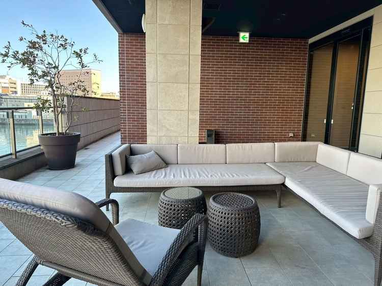 ラウンジからテラスに出ることができるため、挙式までの間もみなとみらいの景色を楽しむことができます。