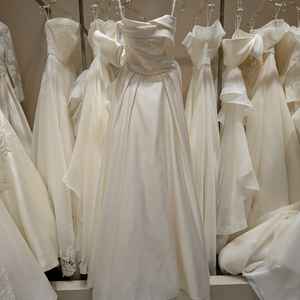 ウェディングドレスが20着ほどありました。計4つの会社からえらべるようです。