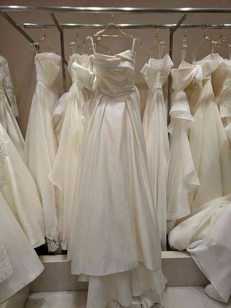 ウェディングドレスが20着ほどありました。計4つの会社からえらべるようです。