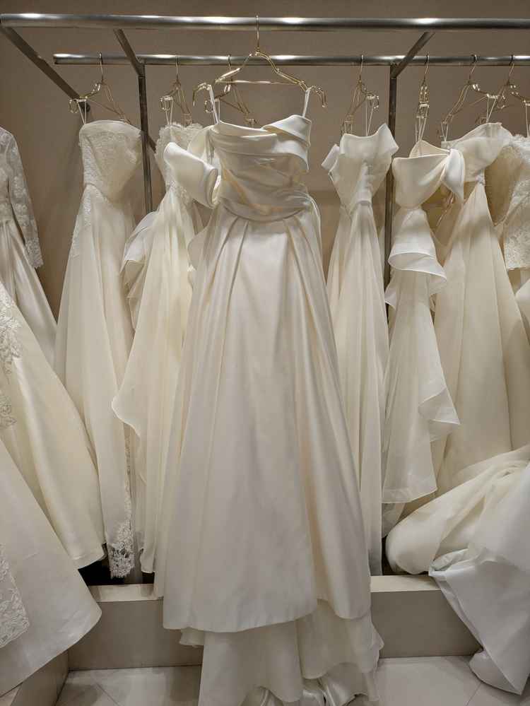 ウェディングドレスが20着ほどありました。計4つの会社からえらべるようです。