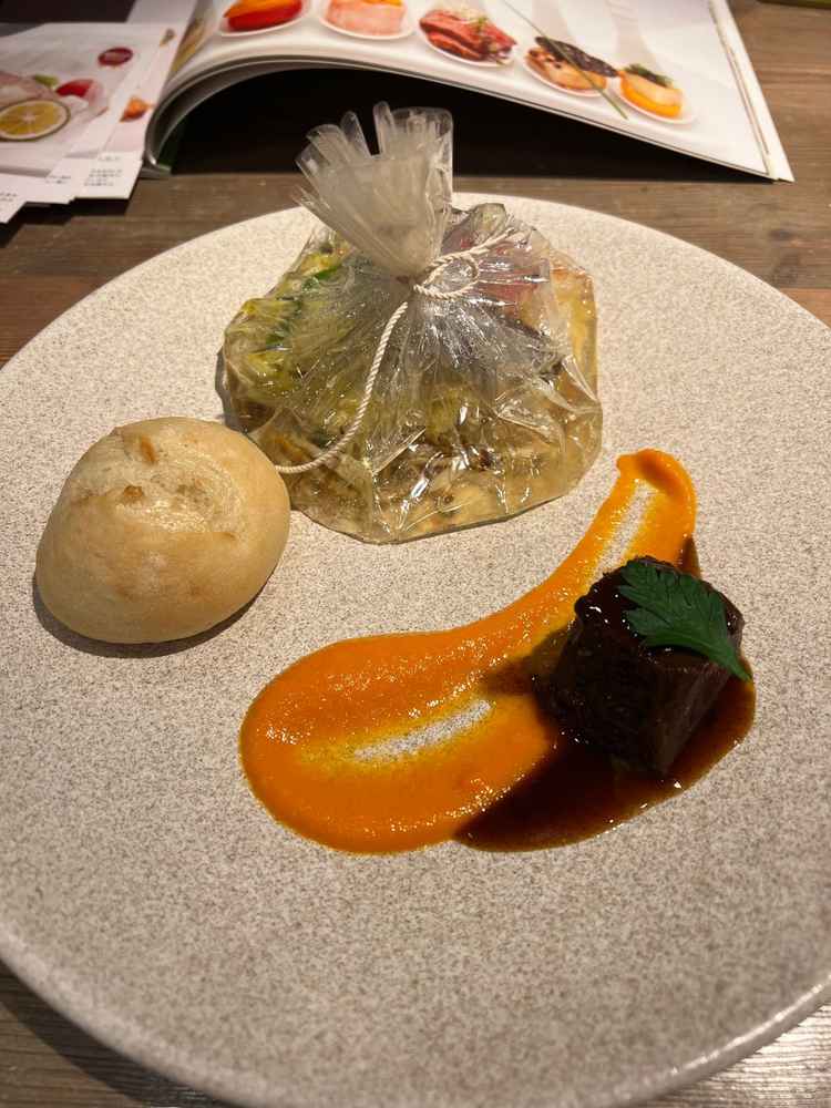試食の一枚。鮮魚のカルトッチョは包みを開ける瞬間の楽しみもありました。