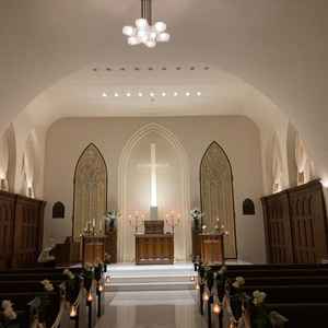 シンプルで温かい雰囲気のあるチャペル。