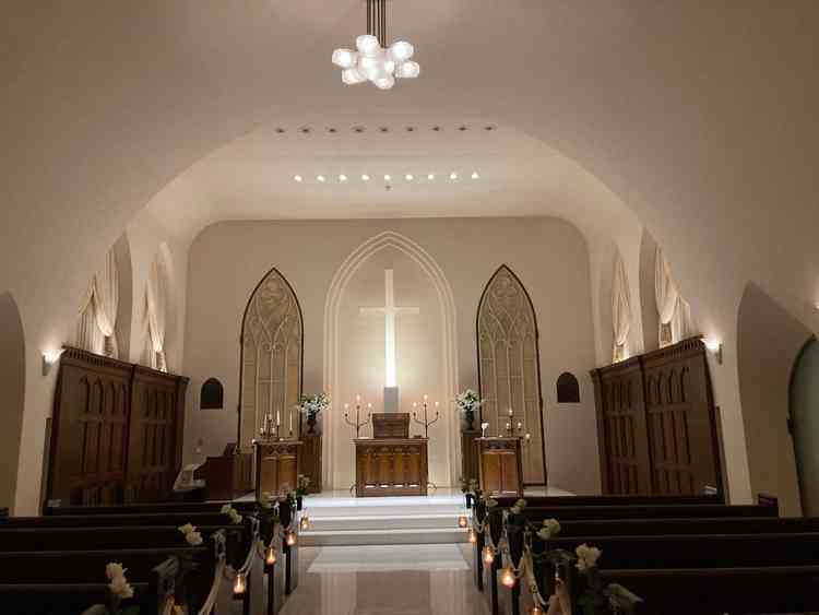 シンプルで温かい雰囲気のあるチャペル。