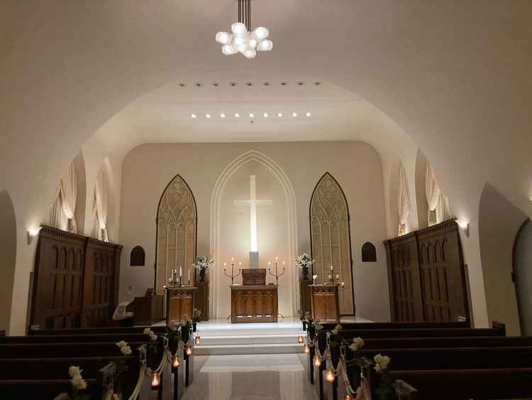 シンプルで温かい雰囲気のあるチャペル。