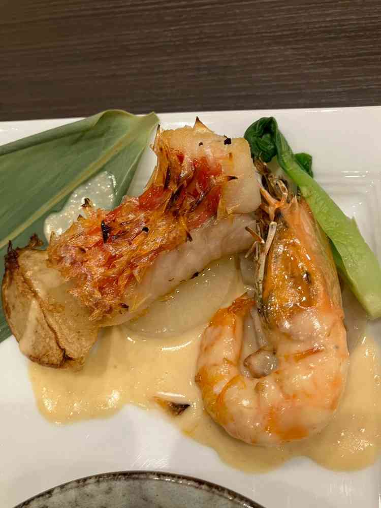 酒粕と白ワインのソースがとても濃厚で、魚も柔らかくて美味しかったです。