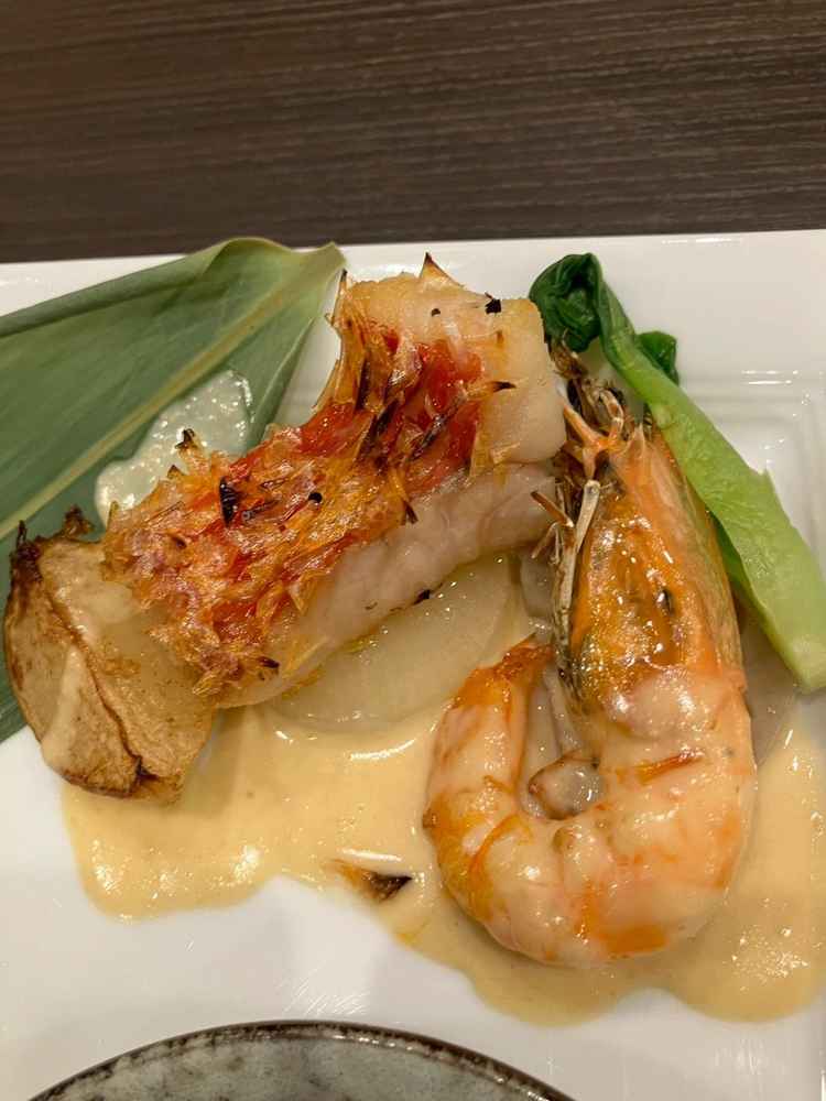 酒粕と白ワインのソースがとても濃厚で、魚も柔らかくて美味しかったです。