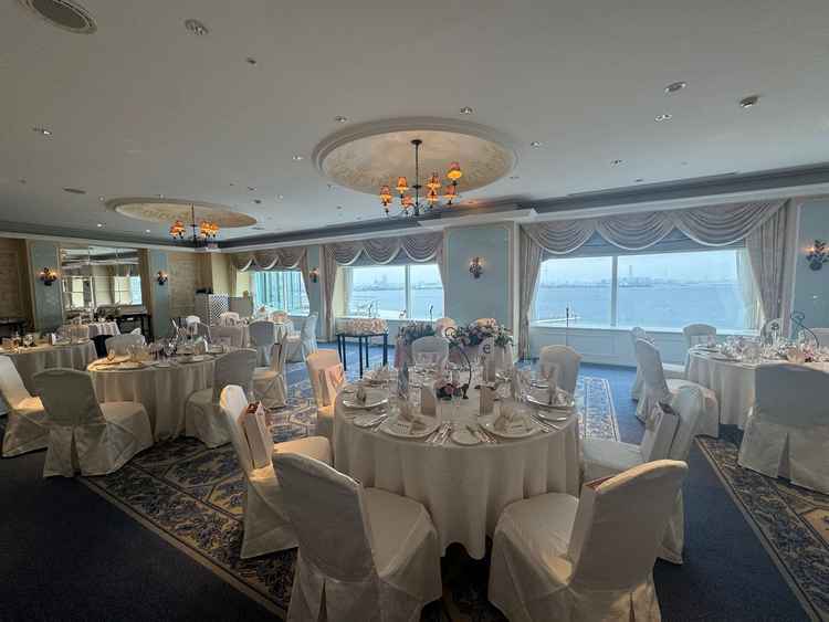 披露宴会場（エーゲ）です。横浜港を一望できます。少人数での会食にぴったりの会場でした。