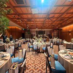 地下にある披露宴会場。地下とは思えない開放感がある。オープンキッチンがかっこいい。