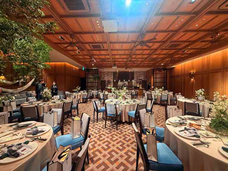 地下にある披露宴会場。地下とは思えない開放感がある。オープンキッチンがかっこいい。