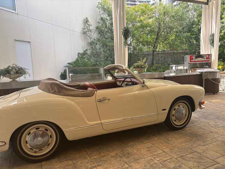 オープンカーとオープンキッチン。オープンカーは乗ることもできるので良かった。