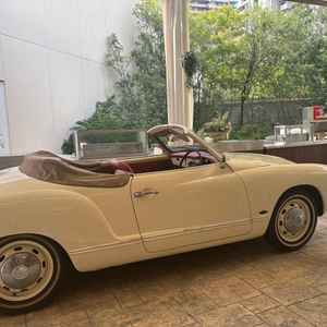 オープンカーとオープンキッチン。オープンカーは乗ることもできるので良かった。