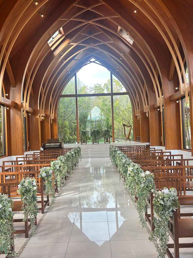 こちらも気になっていた森のチャペル。リニューアルしたのでとても綺麗でした！上品すぎない少しカジュアル