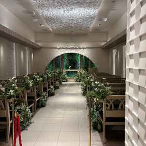 緑と白のコントラストが印象深い、王道系のチャペルなのかなと思いました。