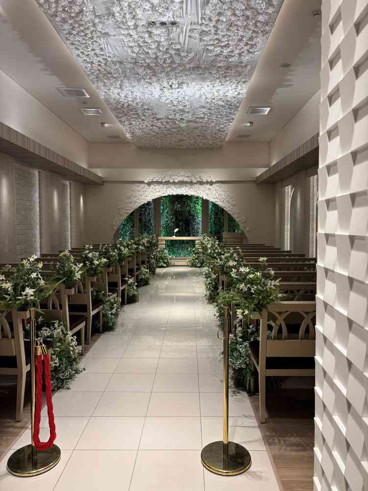 緑と白のコントラストが印象深い、王道系のチャペルなのかなと思いました。