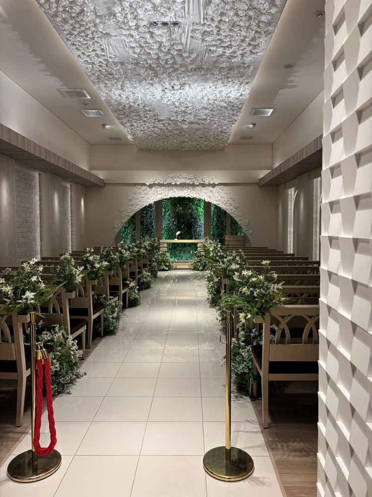 緑と白のコントラストが印象深い、王道系のチャペルなのかなと思いました。