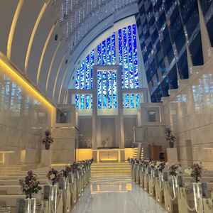 チャペルの写真。青を基調とした落ち着いたチャペルで、神聖な雰囲気が漂っていました。