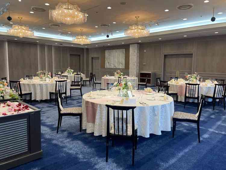 一つだけでなくさまざまな披露宴会場を見せていただきました。