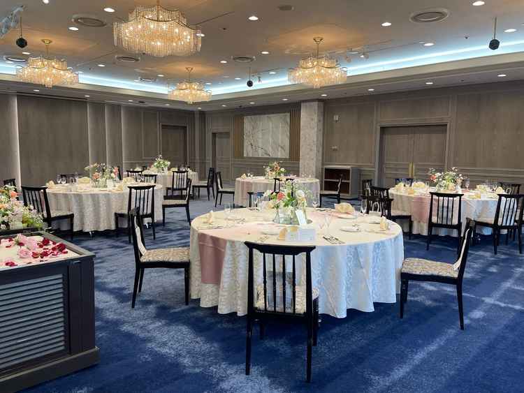 一つだけでなくさまざまな披露宴会場を見せていただきました。