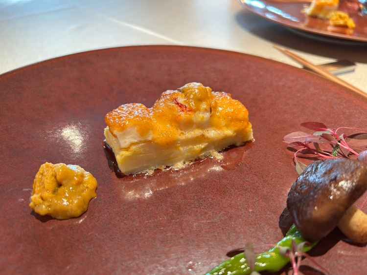 オマール海老と鯛のウニソースかけ。下の層のポテトと大ぶりのウニがマッチして美味しかった。