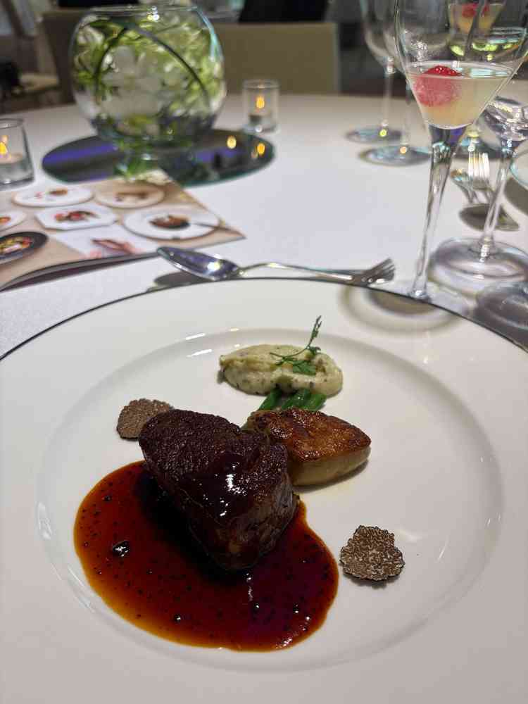 フェアのお肉料理。おいしかったです。