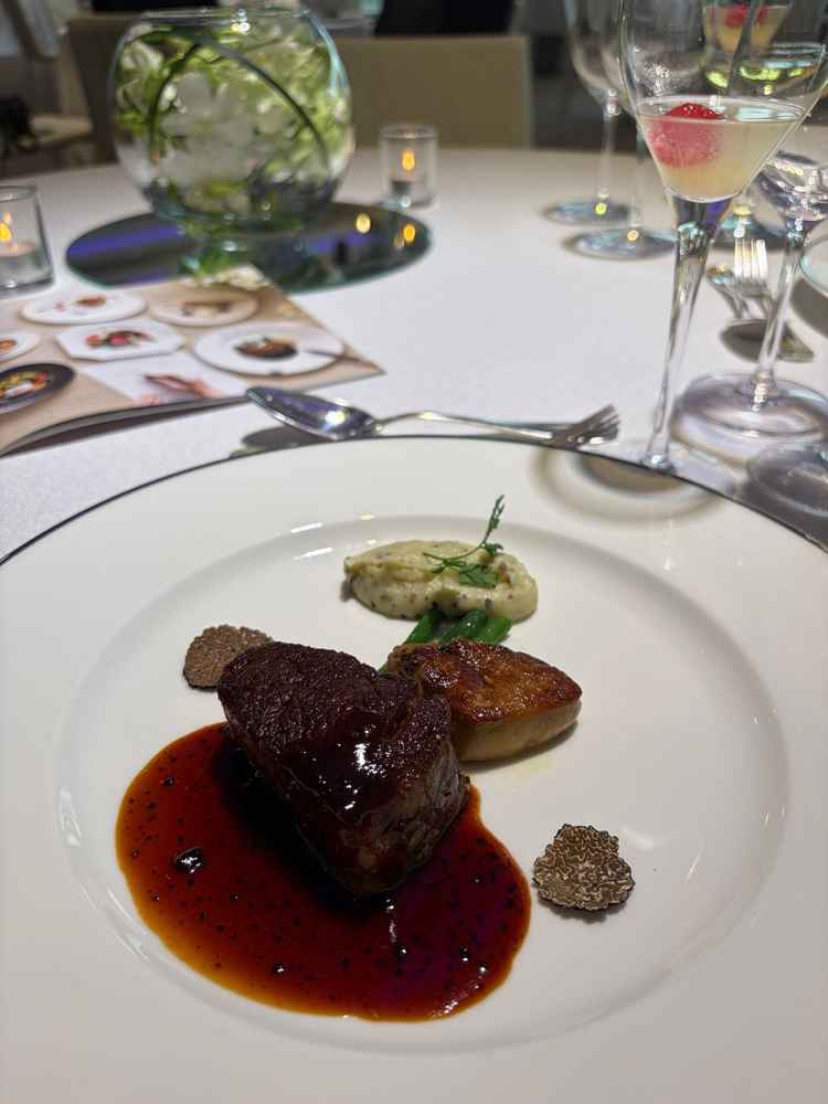 フェアのお肉料理。おいしかったです。