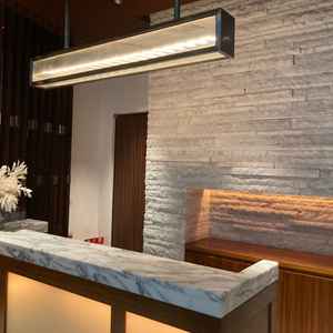 ロビーは広々として開放感があり、洗練されたインテリアで落ち着いて過ごせる空間だった。