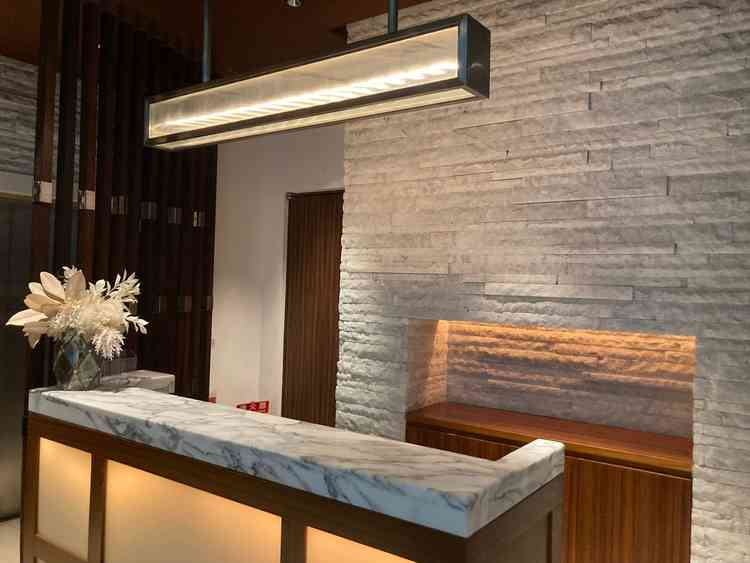 ロビーは広々として開放感があり、洗練されたインテリアで落ち着いて過ごせる空間だった。