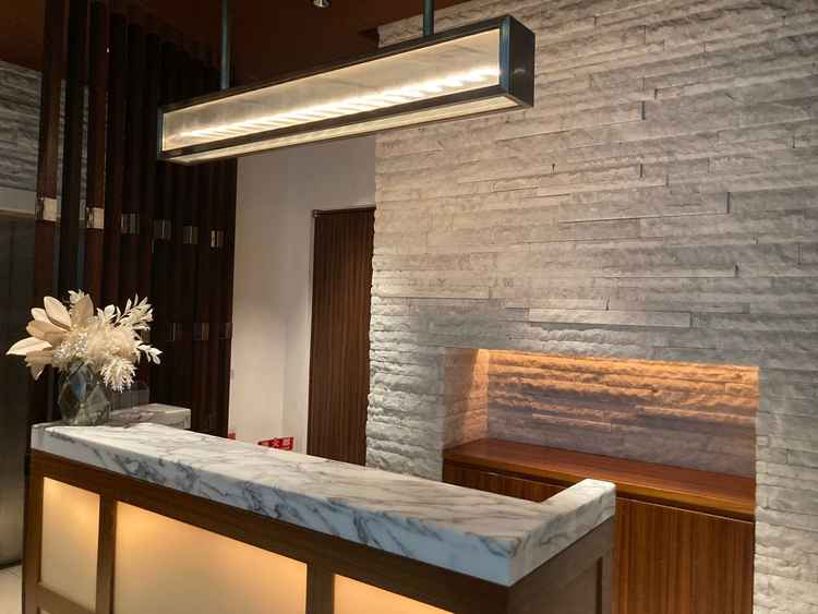 ロビーは広々として開放感があり、洗練されたインテリアで落ち着いて過ごせる空間だった。