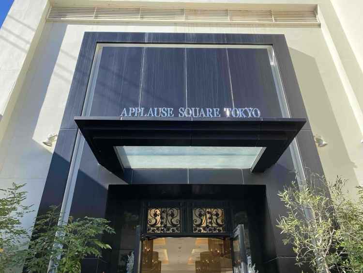 黒を基調としたモダンな雰囲気の正面玄関。入口からスタッフの方が丁寧に案内してくださりました。