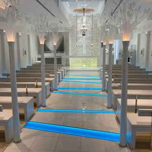 チャペルでの模擬挙式の写真。白色が基調となっており、華やかさがあり、高級感もある備挙式場でした。